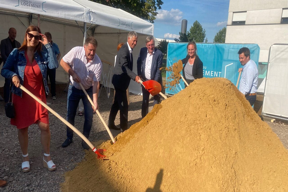 Le Fonds du logement a procédé, le jeudi 14 septembre, au premier coup de pelle du projet de construction d’un immeuble résidentiel à Rodange. (Photo: Fonds du logement)