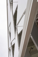 L’enveloppe du stade consiste en des éléments de façade métalliques en forme de losange mis en scène par une illumination aux scénarios variés. (Photo: Caroline Martin)