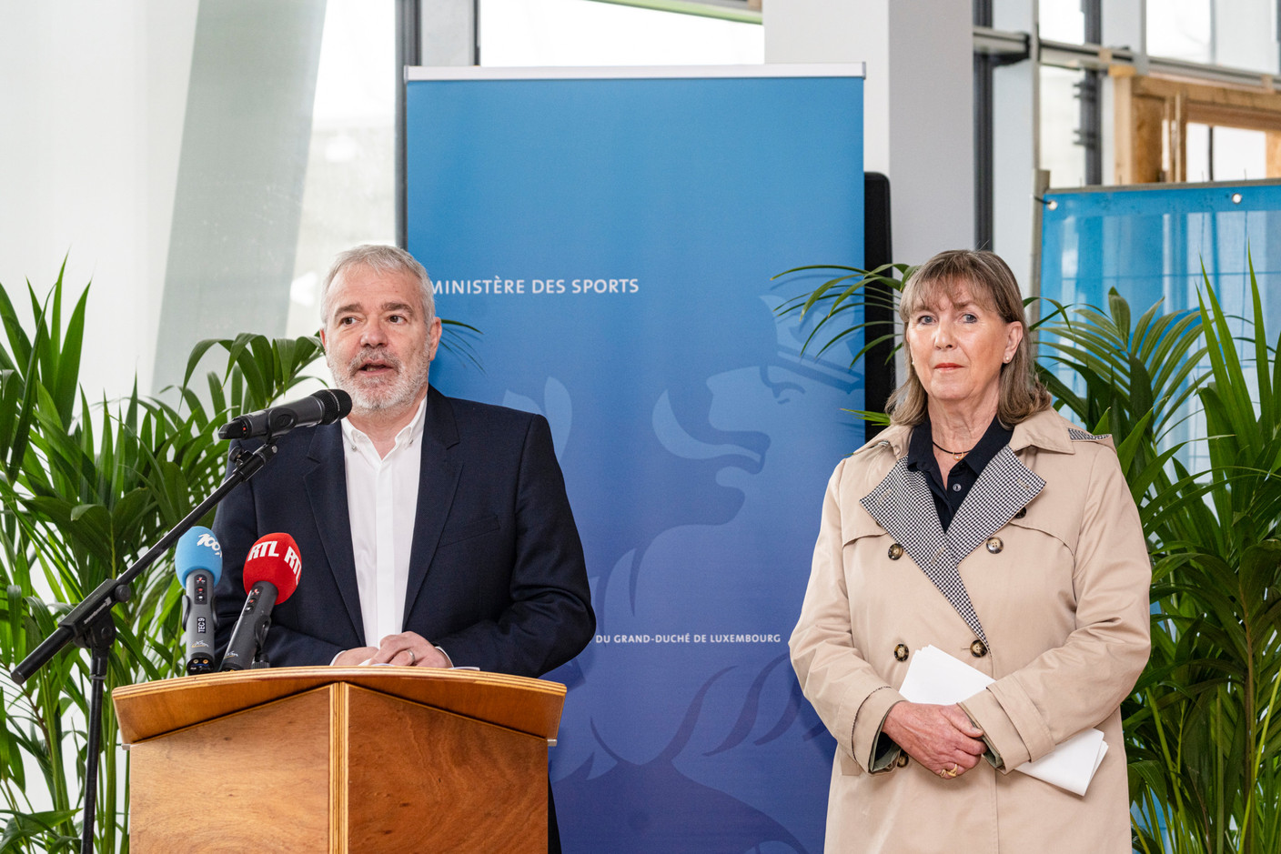 Le ministre des Sports, Dan Kersch (LSAP), et la bourgmestre de la capitale, Lydie Polfer (DP), lors de la conférence de presse sur l’avancement des travaux du nouveau stade national de football et de rugby. (Photo: Caroline Martin)