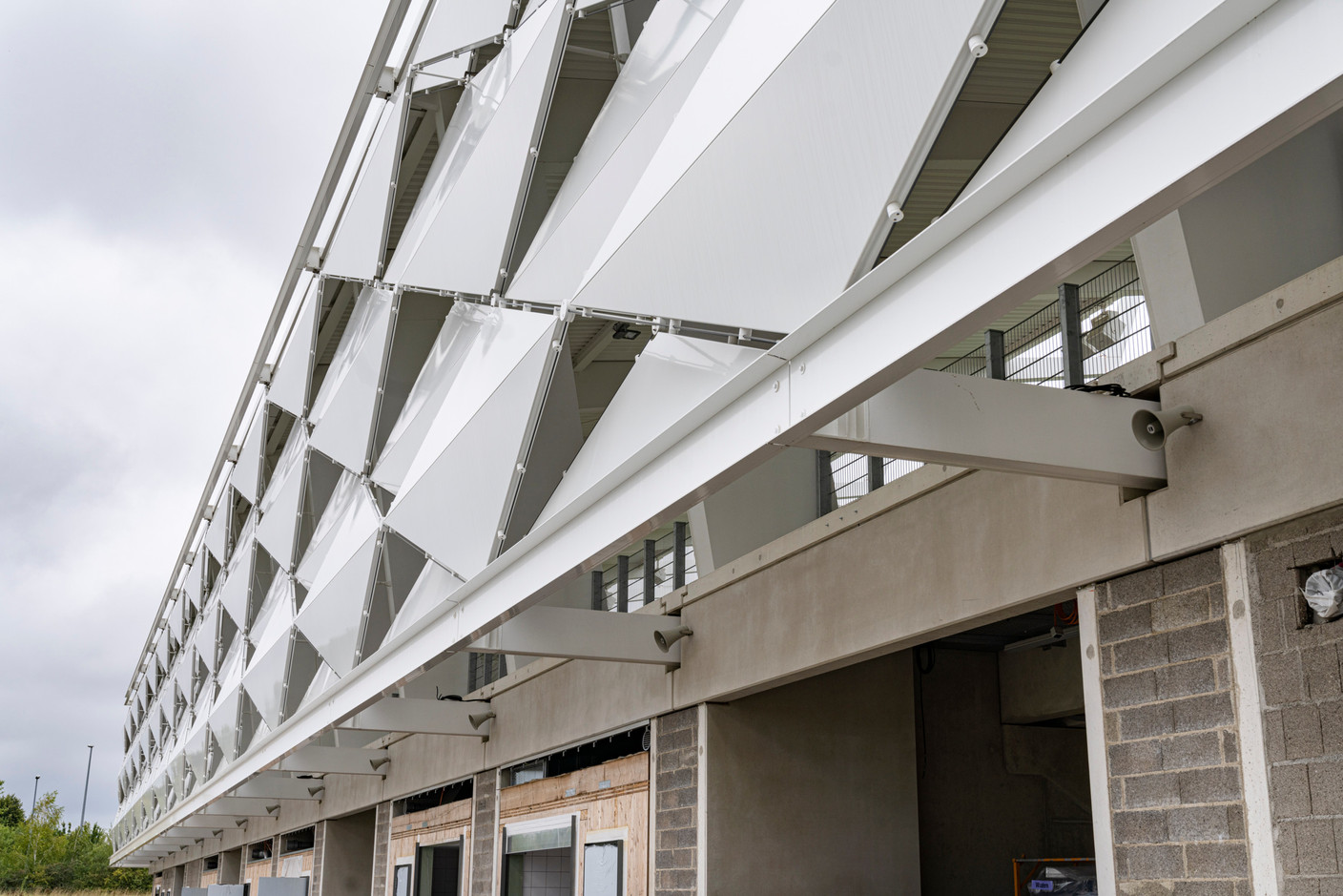 L’enveloppe du stade consiste en des éléments de façade métalliques en forme de losange mis en scène par une illumination aux scénarios variés. (Photo: Caroline Martin)