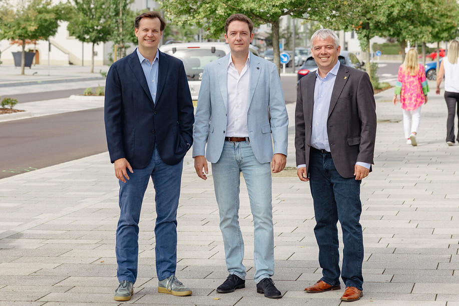Nicolas Speeckaert, CEO d’Alleyesonme.jobs, Mike Reiffers, CEO de skeeled, et Steve Reckel, Bourgmestre de Mondorf-les-Bains au cœur de la commune pour renforcer l’attractivité du territoire et de ses opportunités d’emploi. (Photo : Romain Gamba)
