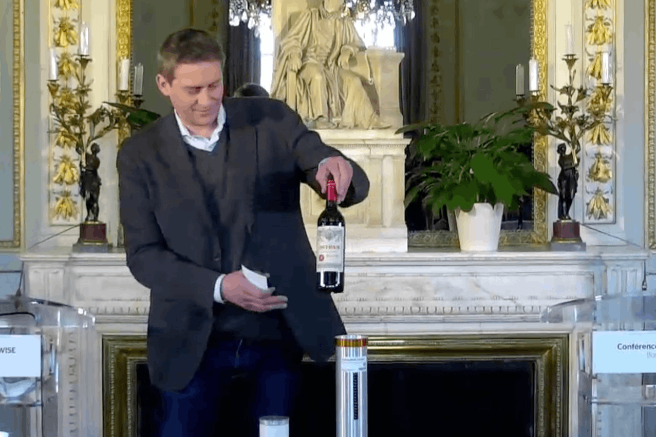 Symboliquement, lors de la conférence de presse diffusée sur Teams, Nicolas Gaume a sorti une des 12 bouteilles de son emballage pour l’espace. (Photo: USC)
