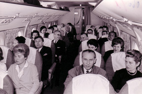 Les passagers du premier vol Luxair, le 31 mars 1962. À l’époque, il n’était pas interdit de fumer à bord. ((Photo: LuxairGroup))