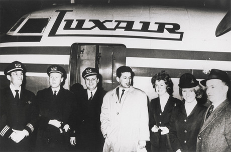 L’équipage du premier vol de la compagnie Luxair prenait la pose voici 60 ans devant le Fokker F27 à destination de Paris-Le Bourget. (Photo: LuxairGroup)