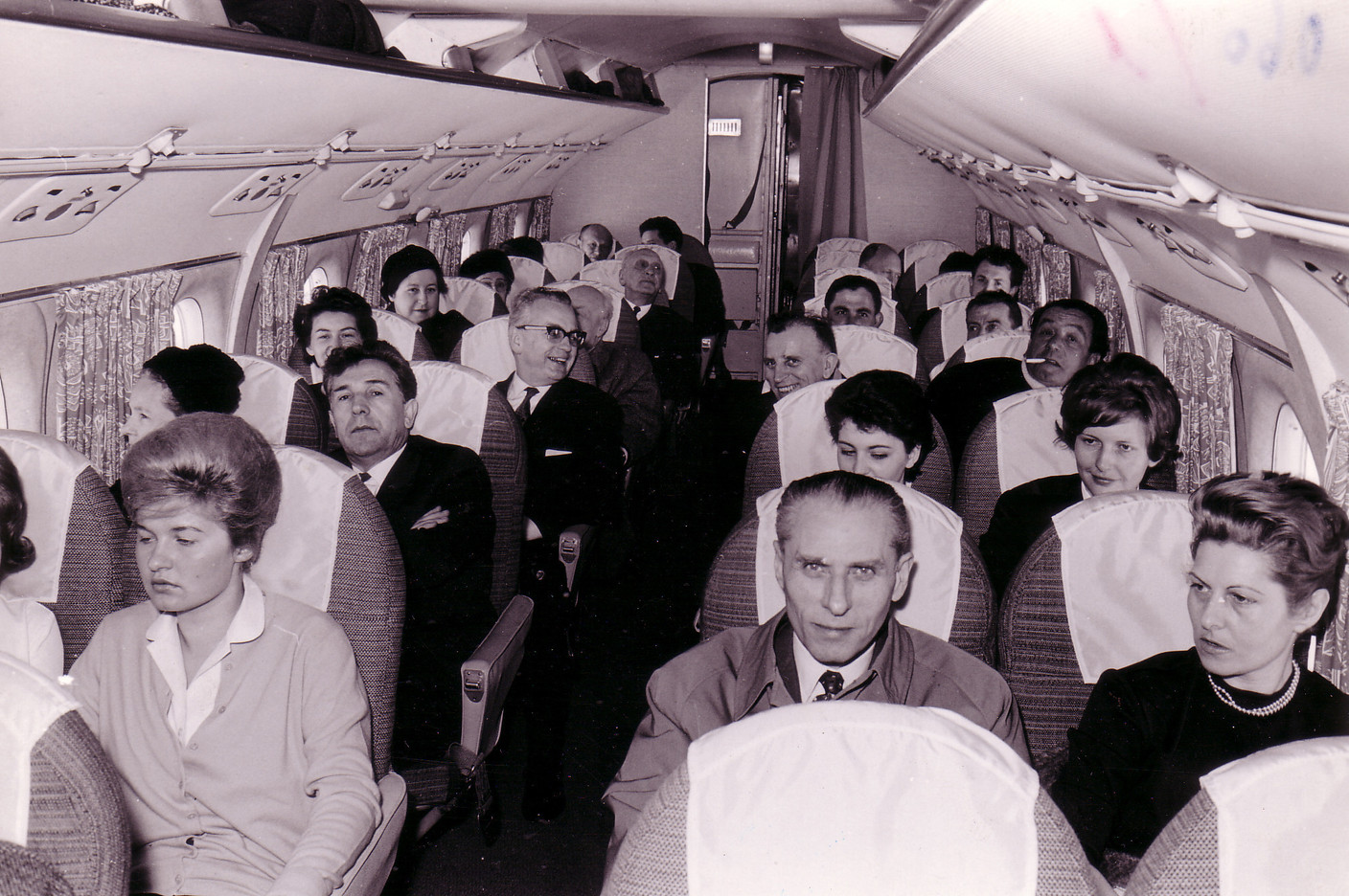 Les passagers du premier vol Luxair, le 31 mars 1962. À l’époque, il n’était pas interdit de fumer à bord. (Photo: LuxairGroup)