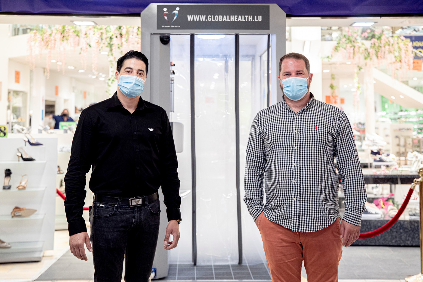 Pedro Da Silva Pinto (à gauche) et Sandro Gioioso dirigent Luxtex et la start-up Global Health, qui commercialise ce type de cabine. (Photo: Jan Hanrion / Maison Moderne)