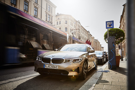 L’initiative de BMW, déjà déployée à Munich et dans sept villes belges, doit inviter les propriétaires de véhicules hybrides rechargeables à recharger leur véhicule pour profiter du confort de l’électrique. (Photo: BMW)