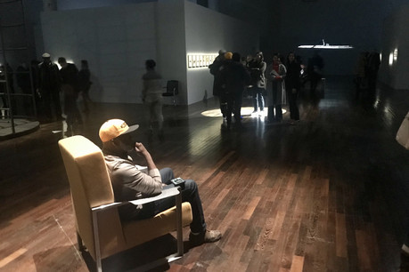 Entre ombre et lumière, Elvin Williams attend la fin d’une vie pour la réactivation de la performance «Until Then», du duo d’artistes Brognon-Rollin au Mac Val. (Photo: Maison Moderne)