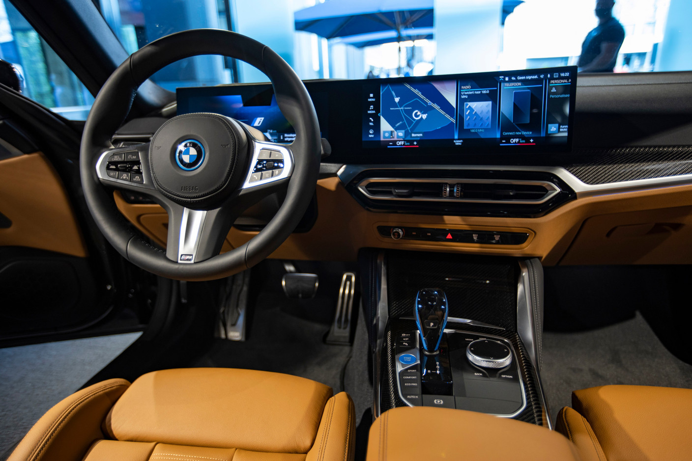 Dans la nouvelle iX, on reconnaît facilement la touche BMW. (Photo: BMW/Diana Sellier)