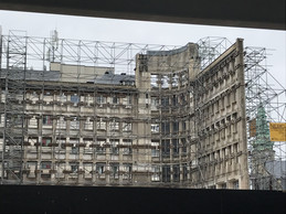 La façade historique d’Accinauto est maintenue grâce à un important système d’échafaudage. ((Photo: Paperjam))
