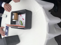 Dans la «Time Capsule», des produits de Post, comme des enveloppes, des timbres, un token ou encore du miel produit sur les toits de leurs bâtiments. ((Photo: Paperjam))