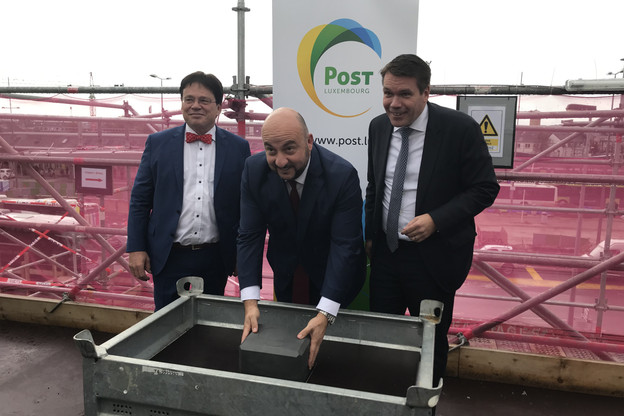 Serge Allegrezza, président du conseil d’administration de Post group, Étienne Schneider, vice-Premier ministre et ministre de l’Économie, et Claude Strasser, directeur général de Post Luxembourg. (Photo: Paperjam)