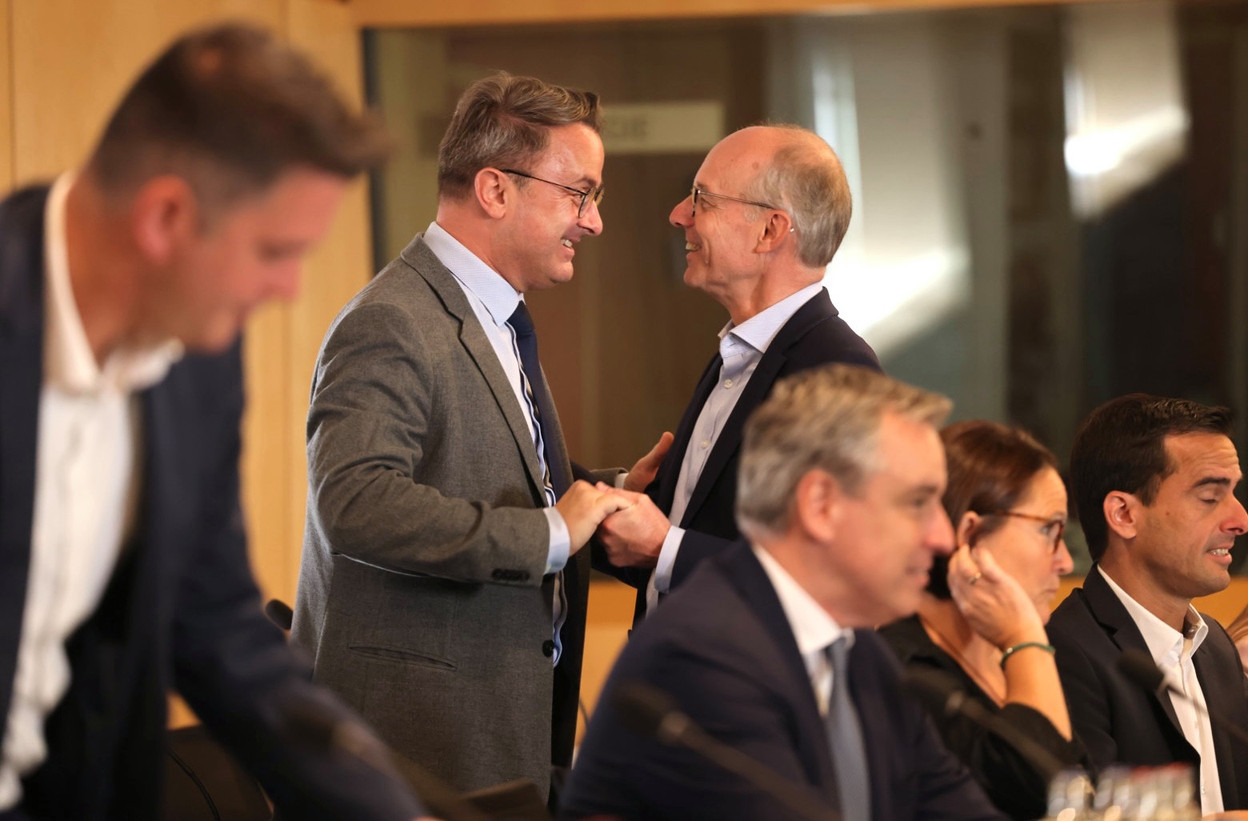 Première séance de travail, ce mercredi au Château de Senningen. Le Premier ministre sortant, Xavier Bettel (DP), et le formateur, Luc Frieden (CSV), se sont regardés dans les yeux pour mettre les discussions sur de bons rails. (Photo: Guy Wolff/Maison Moderne)