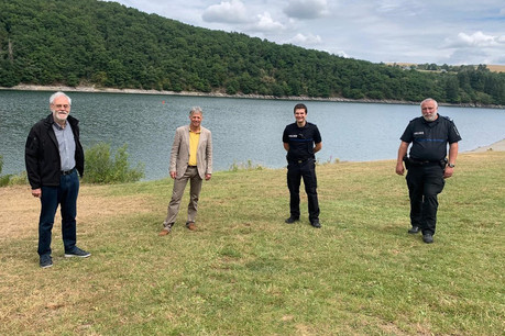 Henri Kox (2e à gauche) a rencontré le bourgmestre d’Esch-sur-Sûre Marco Schank (à gauche), ainsi que Thierry Jacobs, directeur régional de la région de police «Nord», et Jean-Pierre Kayser, chef du commissariat de police de Turelbaach. (Photo: ministère de la Sécurité intérieure)