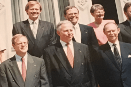 Sur son compte Twitter, Alex Bodry a rendu hommage au Grand-Duc avec la photo de groupe du gouvernement Santer-Poos III (1994-1995). (Photo: Capture d'écran / Twitter / Alex Bodry)