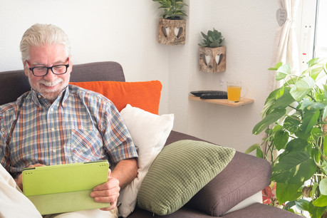 Les seniors sont de plus en plus connectés, et aiment voyager. (Photo: Shutterstock)