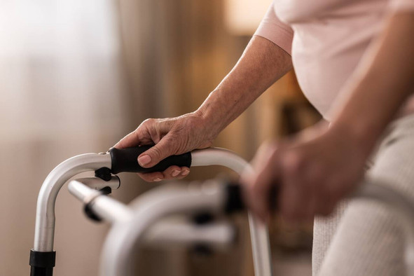 Les déambulateurs arrivent en tête des aides techniques en location auprès du Service Moyens Accessoires. Leur nombre moyen annuel passe de 8.987 en 2016 à 12.559 en 2025. (Photo: Shutterstock)
