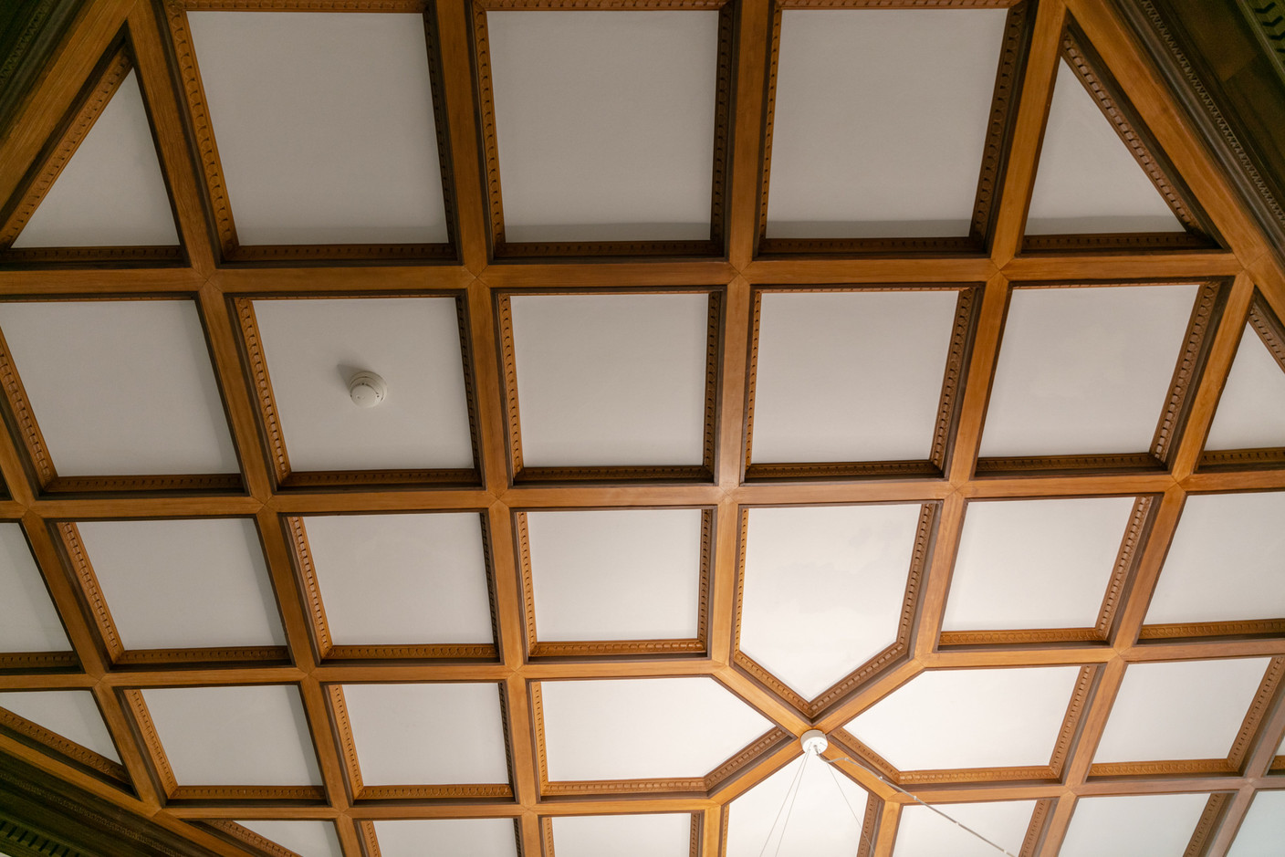 Décor de plafond en bois. (Photo: Romain Gamba/Maison Moderne)