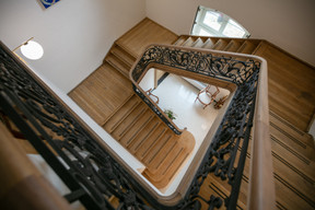 The impressive central staircase Romain Gamba / Maison Moderne