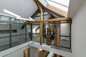 The attic floor was added to the offices in the building Romain Gamba / Maison Moderne