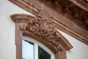 Detail of sandstone carvings Romain Gamba / Maison Moderne