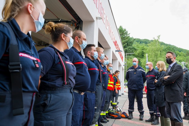 Prime minister Xavier Bettel (DP) and interior minister Taina Bofferding (LSAP) talk with CGDIS emergency staff on Thursday 15 July 2021 Matic Zorman