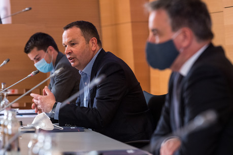 «Beaucoup d’entreprises ont eu recours et ont encore recours au chômage partiel à cause de la pandémie, ce qui les place dans une situation d’insécurité pour de futures embauches», a expliqué René Winkin, directeur de la Fedil, ce jeudi 6 mai, en présence notamment du ministre de l’Éducation nationale, Claude Meisch (au premier plan). (Photo: Nader Ghavami)