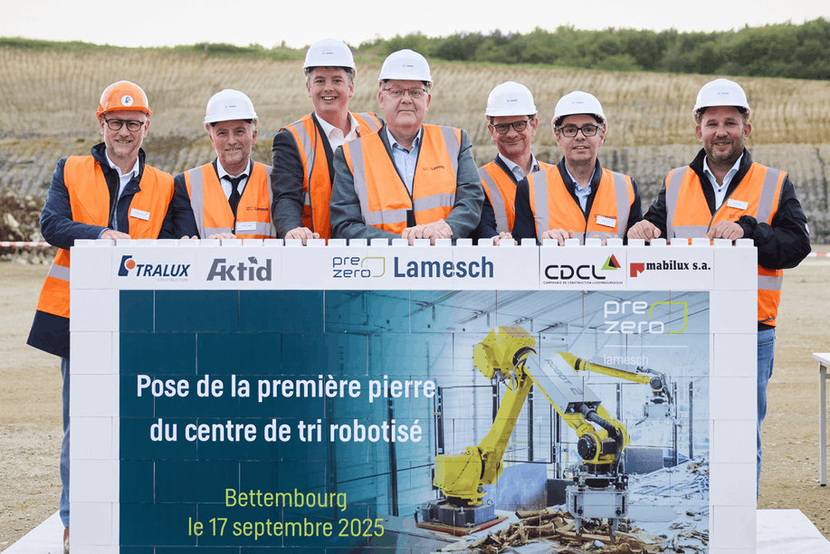 Pose de la première pierre du futur centre de tri nouvelle génération.  (Photo: Eric Devillet)