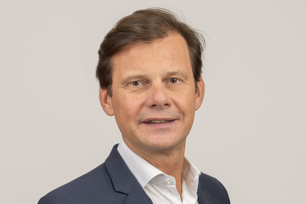 “Banks are increasingly outsourcing critical functions such as risk management, compliance and regulatory reporting to boost efficiency and maintain regulatory flexibility,” said Stanislas Chambourdon, member of the executive committee and head of sales and markets at KPMG in Luxembourg, in an interview with Paperjam. Photo: KPMG Luxembourg