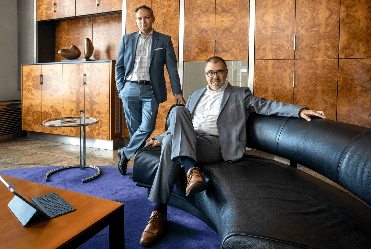 M. Dzemal TOMIC, Deputy Head of Business Unit, Institutional Relationship Management (à gauche) et M. Paolo VINCIARELLI, Head of Department, Institutional Relationship Management (à droite) photostudio C. Bosseler