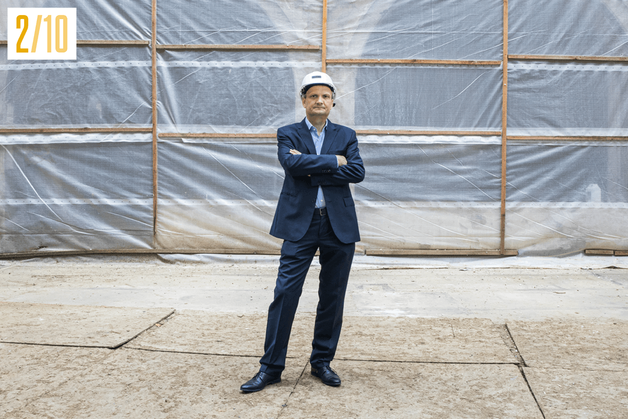 Jacques Hermann, Ingénieur associé chez InCA, dans la cour intérieure de l’Hôtel des Postes (Photo: Eva Krins/Maison Moderne) 