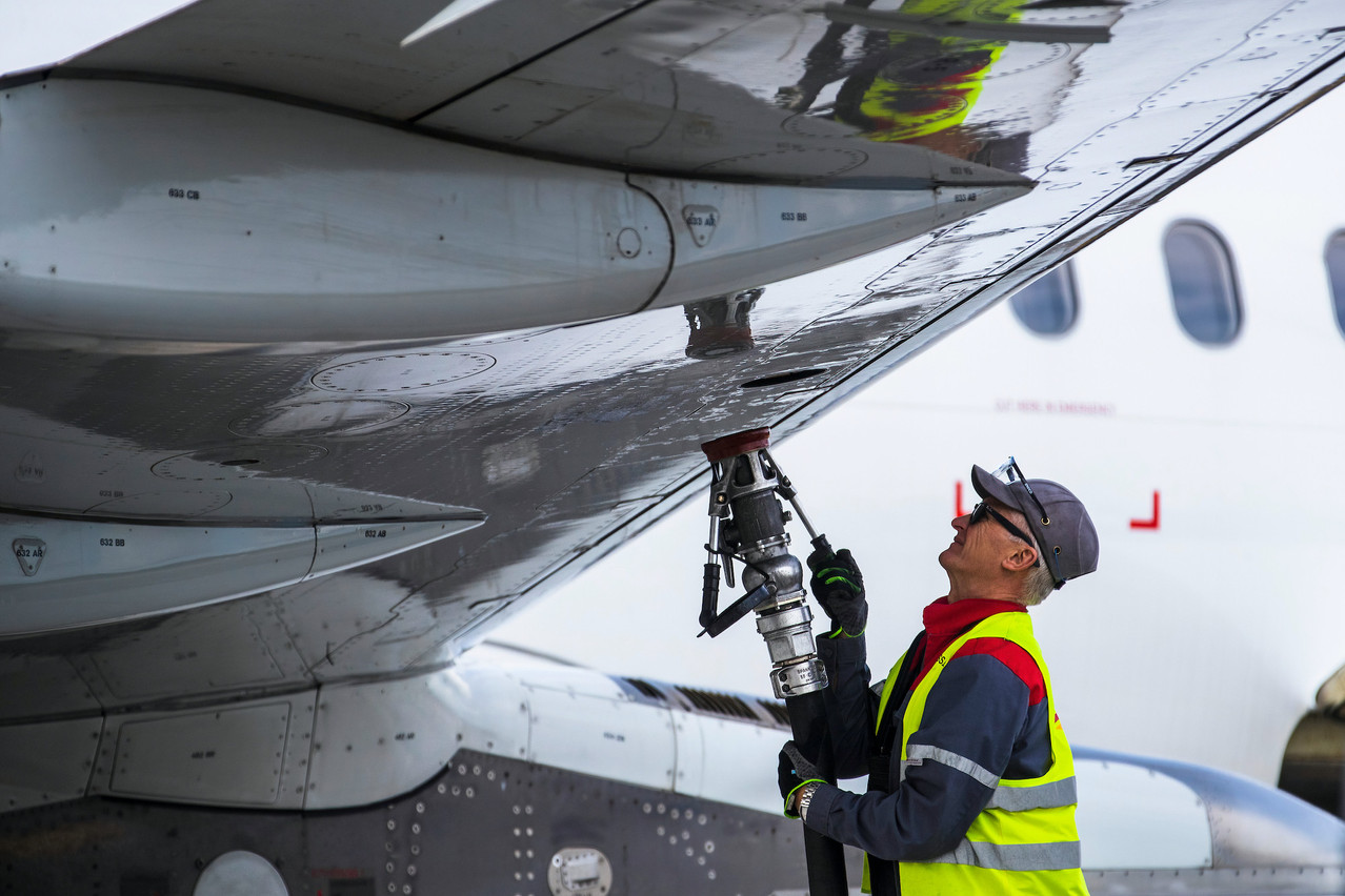 Les compagnies aériennes n’ont pas les mêmes stratégies pour accéder au kérosène dont elles ont besoin. Ce qui explique les différences de prix des billets. (Photo: Shutterstock)