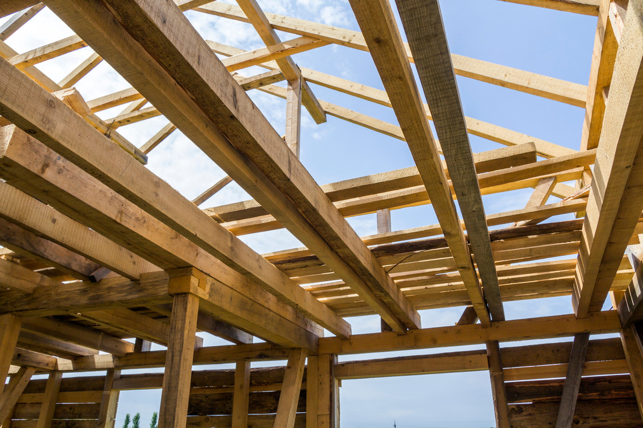 Avec une hausse de 7,9% en un semestre dans le domaine de la toiture, le corps de métier est le plus impacté par la pénurie globale de matériaux de construction.  (Photo: Shutterstock)
