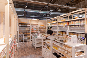 L’espace de 70m² se trouve entre le rayon fruits et légumes bio et celui dédié aux produits sains. ((Photo: Romain Gamba/Maison Moderne))