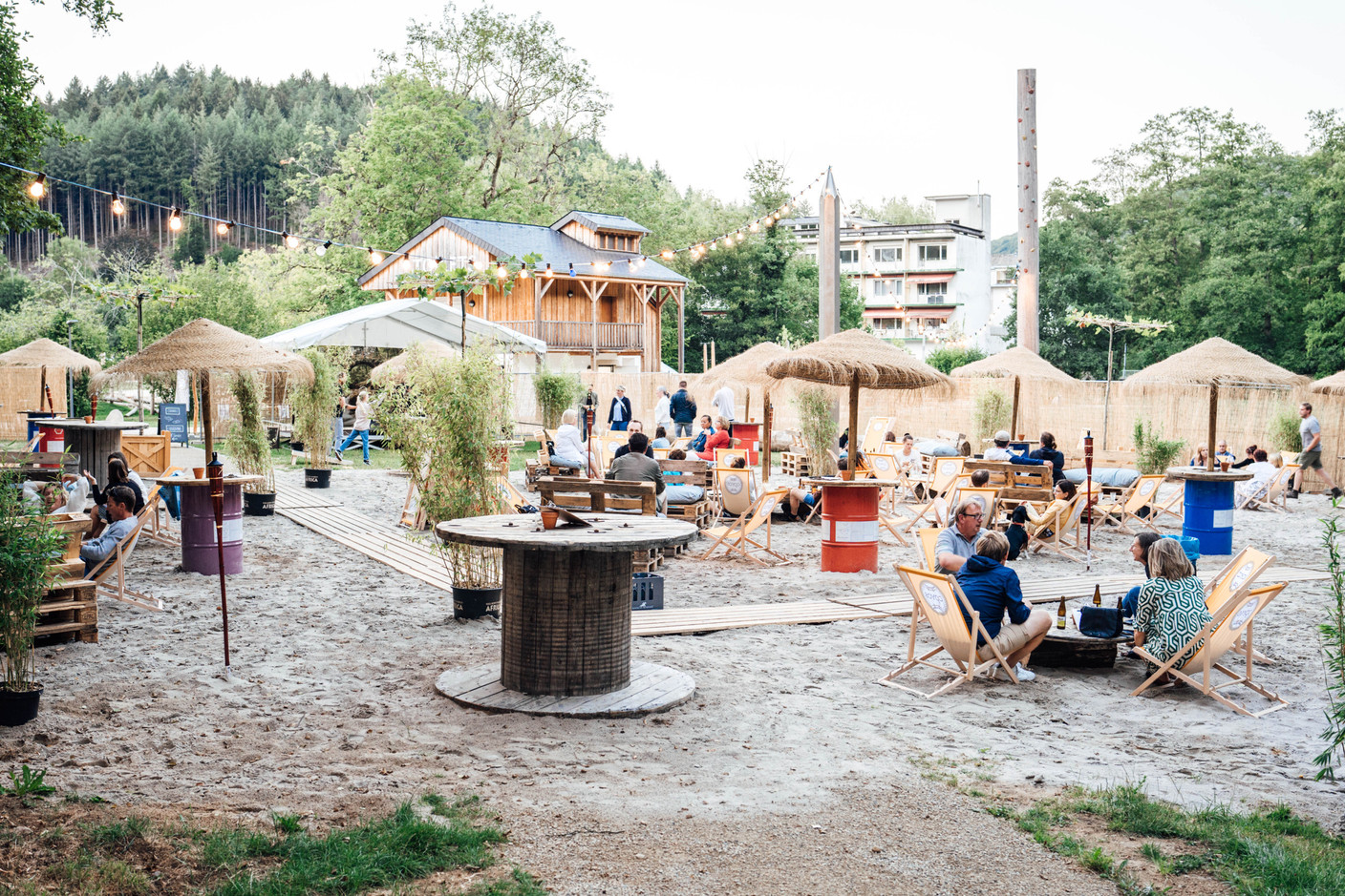 Mobilier upcyclé, parasols et guirlandes font partie du décor.   (Photo: Opyos Beverages)