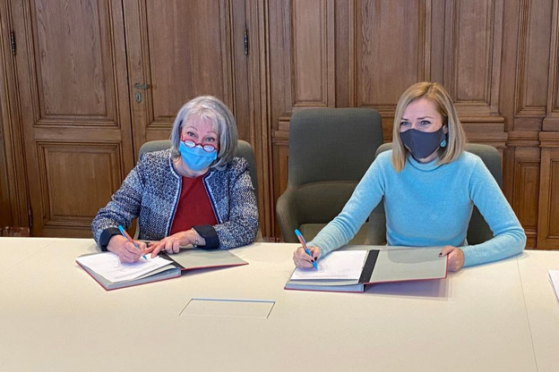 Virginie Giarmana, directrice de l'asbl Inter-Actions, et Taina Bofferding au moment de la signature de la convention. (Photo: SIP)