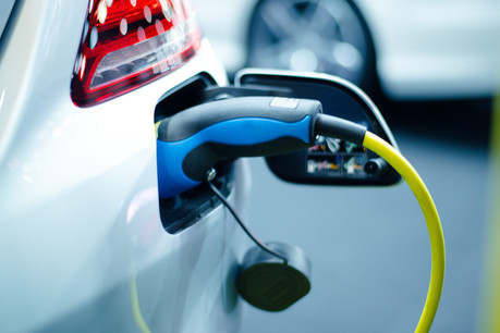 La différence de prix entre une voiture électrifiée et une voiture thermique se situe entre 10.000 et 16.000 euros. (Photo: Shutterstock)