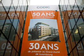 On the occasion of its 50th anniversary, Codic has hung a canvas on the façade of its building. (Photo: Matic Zorman/Maison Moderne)
