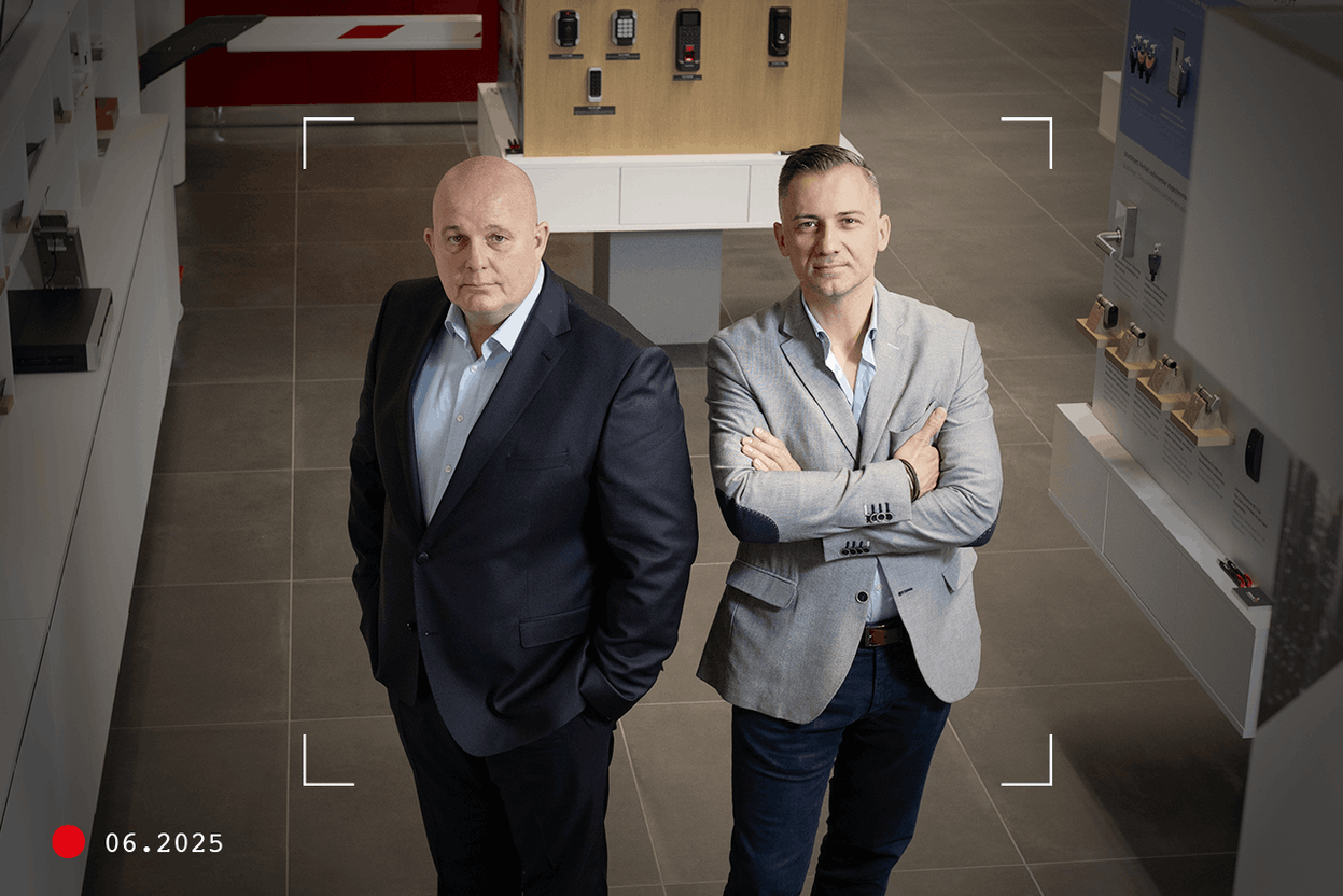 Cédric Cahuzac, Head of Corporate Underwriting & Management, and Tony Ferreira, Head of Claims Expertise at AXA, in the showroom of their trusted partner, SECURITEC. Photo: Eva Krins (Maison Moderne)
