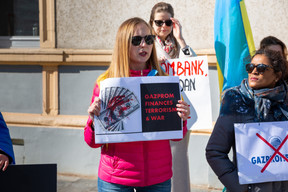 For Valeria and the other demonstrators, Gazprombank is financing Russia in its invasion of Ukraine. (Photo: Romain Gamba/Maison Moderne)