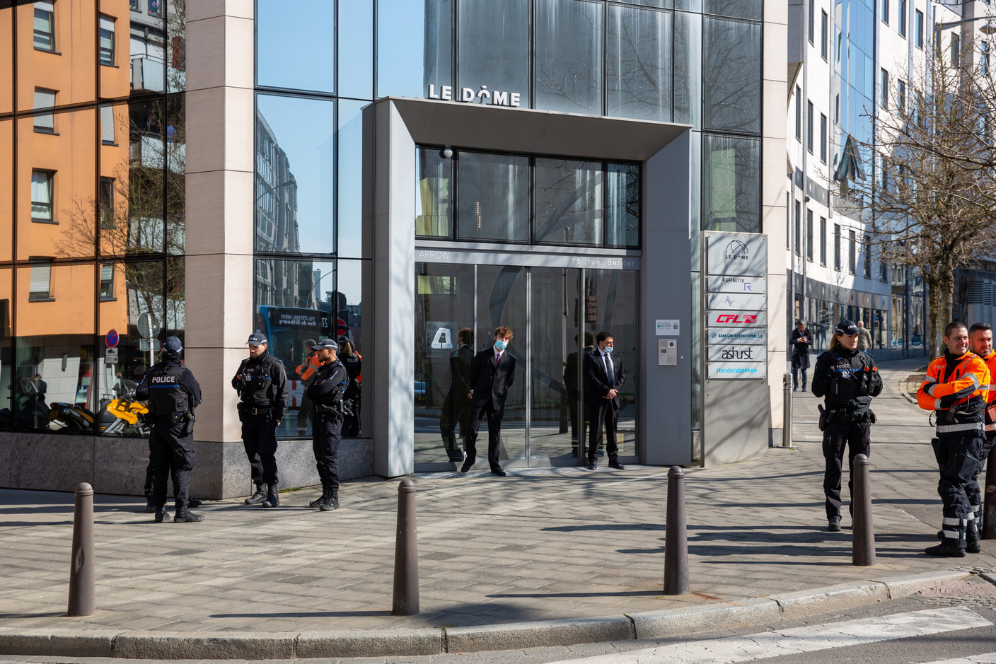 Police and security guards were stationed outside Gazprombank Luxembourg on Friday morning.  (Photo: Romain Gamba/Maison Moderne)