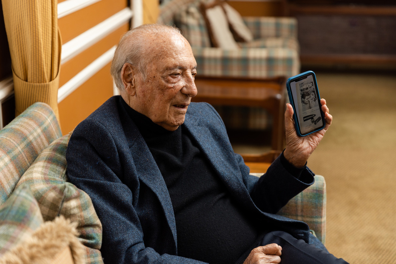 Jacques Séguéla analyse une publicité vintage parue dans le titre Paris Match, où lui-même fut journaliste au début des années 60. (Photo: Romain Gamba/Maison Moderne)