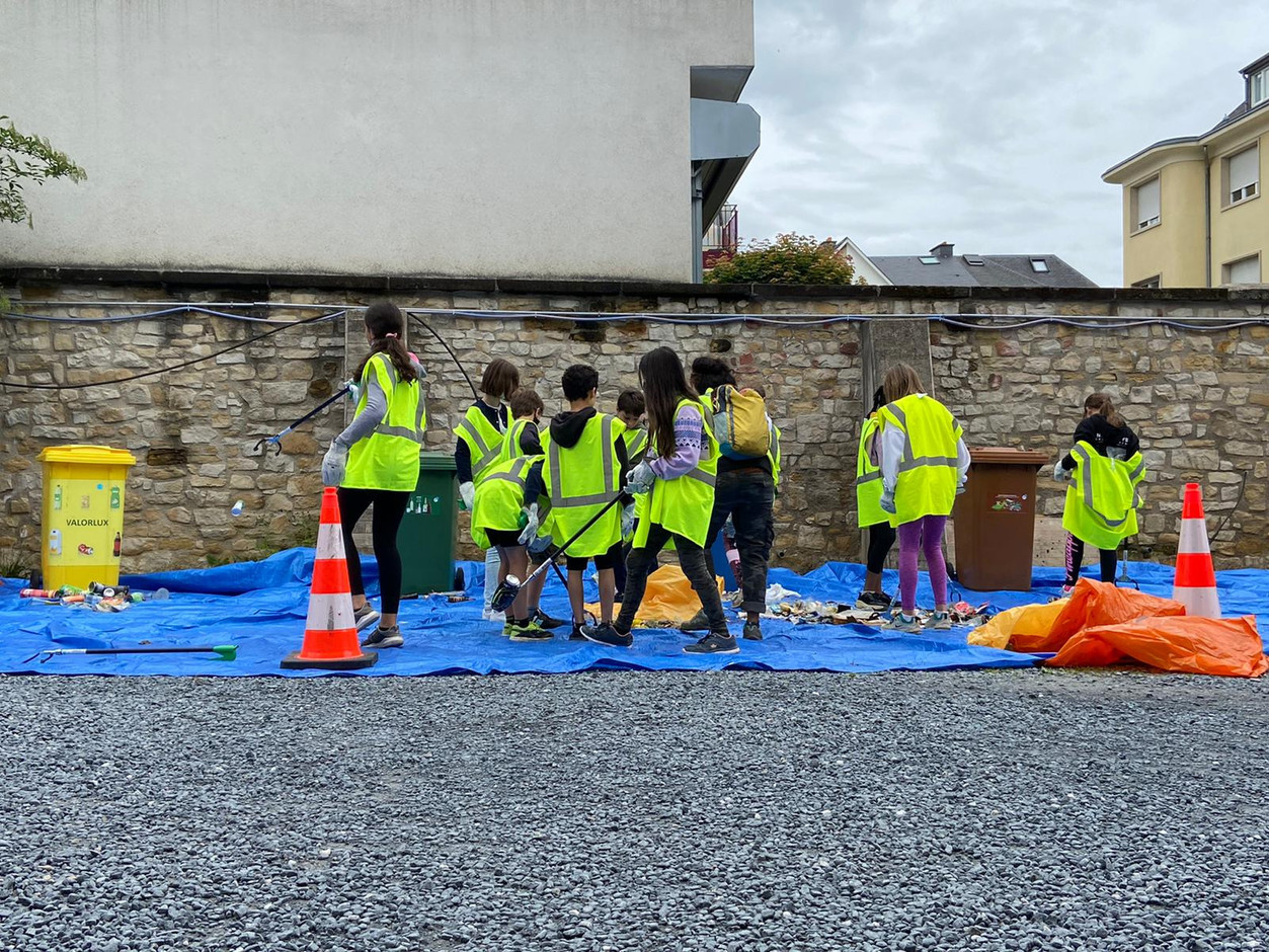 Primary school pupils sort litter collected in Limpertsberg Lycée Michel Lucius
