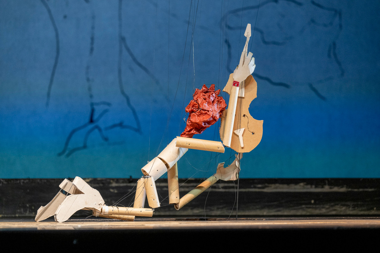 The Soldier and his violin (Photo: © Bernhard Muller)