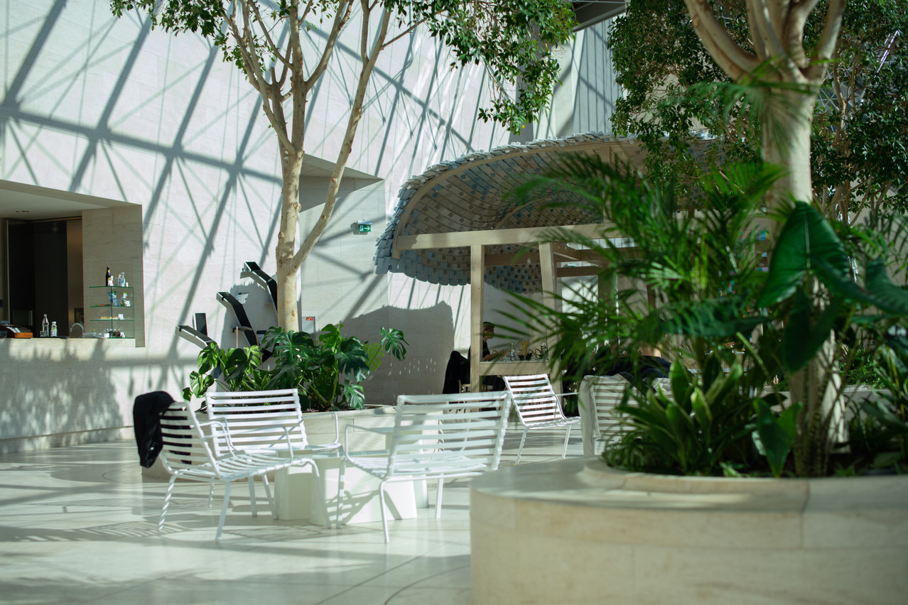Bathed in light and full of design, the Pure. room at Mudam is an exceptional setting for a gourmet break or a cultural aperitif. (Photo: Maison Moderne)