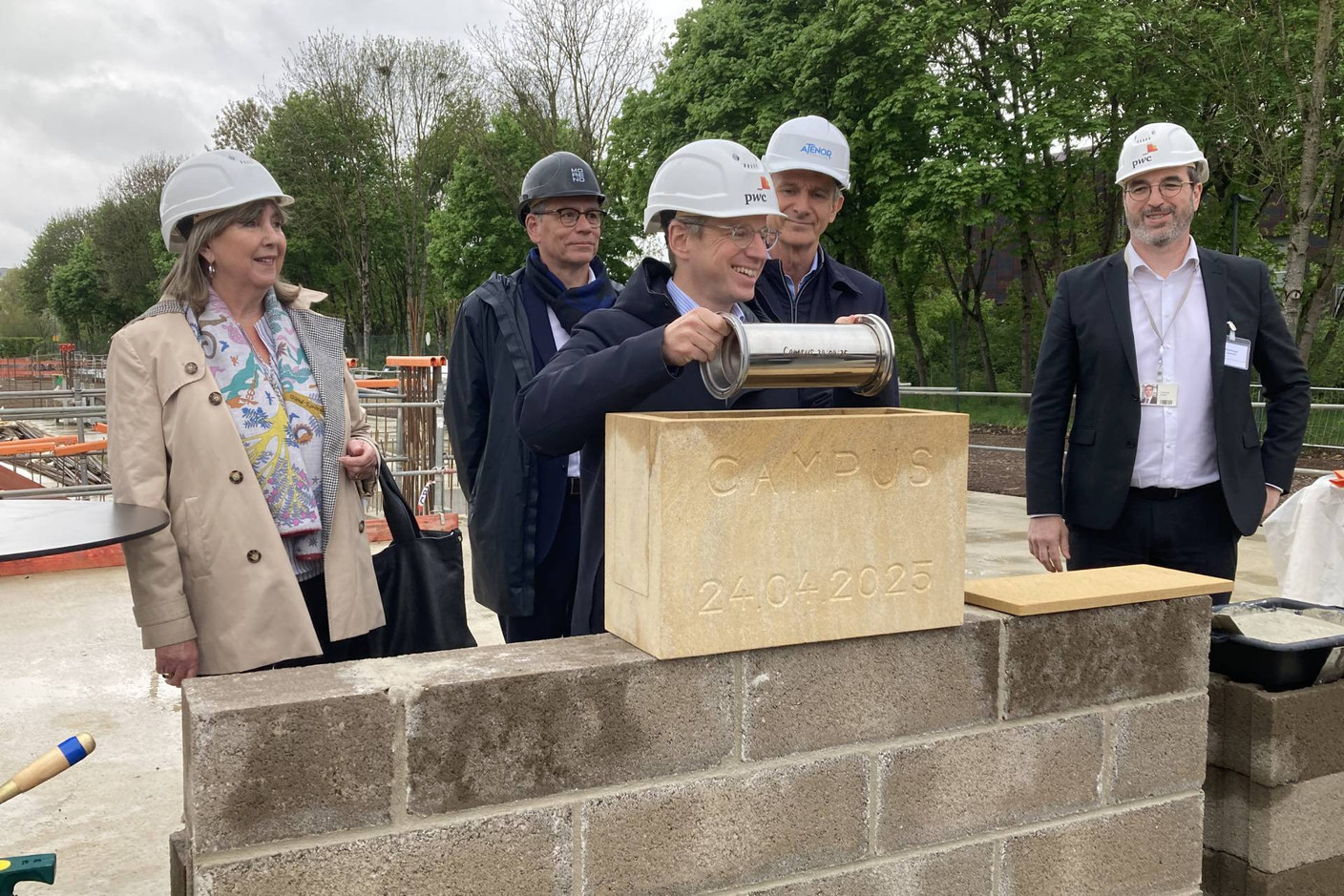 For this first stone, a capsule containing the vision of the project owners and designers of the city in 10 years was deposited. Photo: Céline Coubray/Maison Moderne