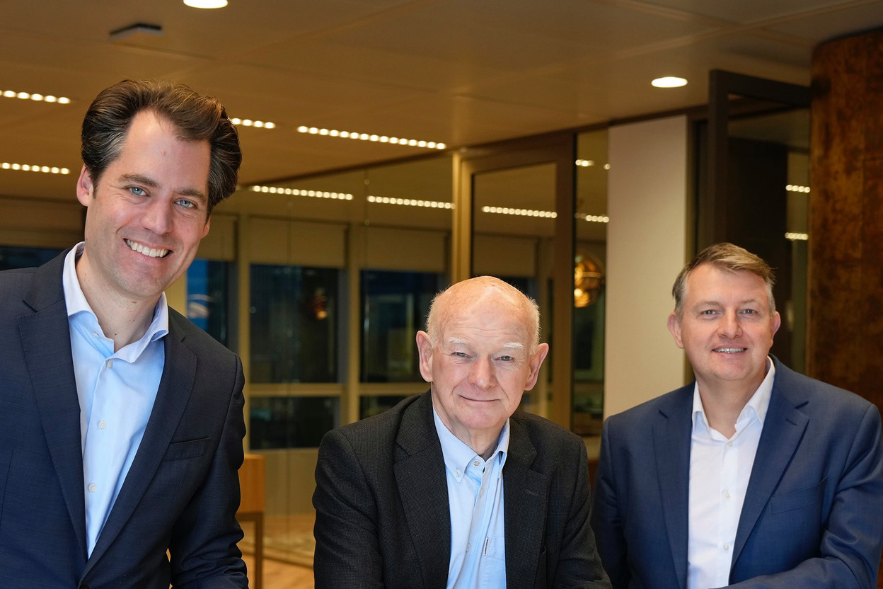 (l-r) Floris Lugt, chief financial officer, Howard Davies, chairman of the supervisory board, and Jan-Oliver Sell, chief executive of Qivalis, at the announcement of the Amsterdam-domiciled company’s euro stablecoin plans in Amsterdam on 2 December. Photo: Anna Witkowska / Qivalis