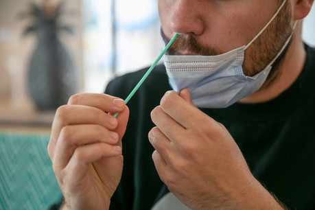 Avec le régime 2G+, les personnes qui n’ont pas reçu une dose de booster devront, en plus d’être vaccinées ou guéries, effectuer un autotest pour rentrer dans un restaurant ou un bar. (Photo: Romain Gamba/Maison Moderne/archives)