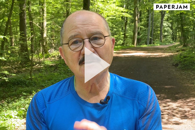 Robert Brandy, un artiste peintre de 75 ans qui sait se ressourcer, baskets aux pieds. (Photo: Maison Moderne)