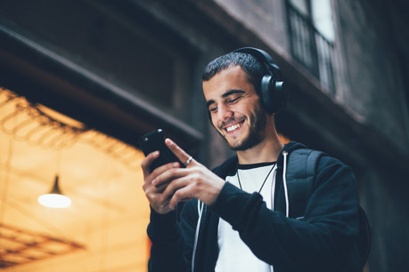 Si les Luxembourgeois continuent à écouter leurs artistes locaux en ligne, ce sont les usines à tubes internationaux, comme Drake ou Billie Eilish, qui trustent les listes des morceaux les plus écoutés sur Spotify au Luxembourg en 2020… (Photo: Shutterstock)
